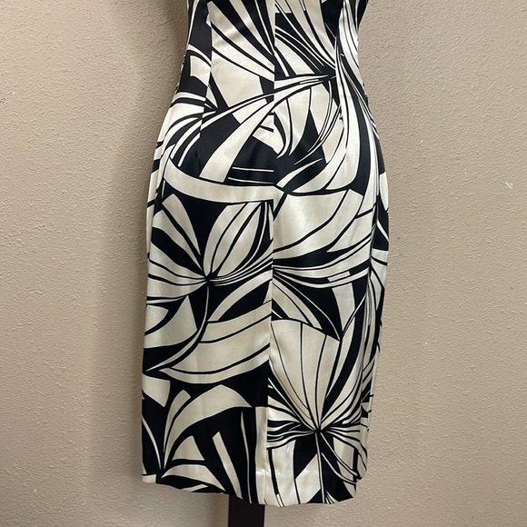 Maggy London Women’s Abstract Cap Sleeve Fitted V-Neck Satin Dress Ruched Sz 6 - Picture 8 of 10